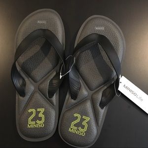 NWT men’s dark grey flip flops size M